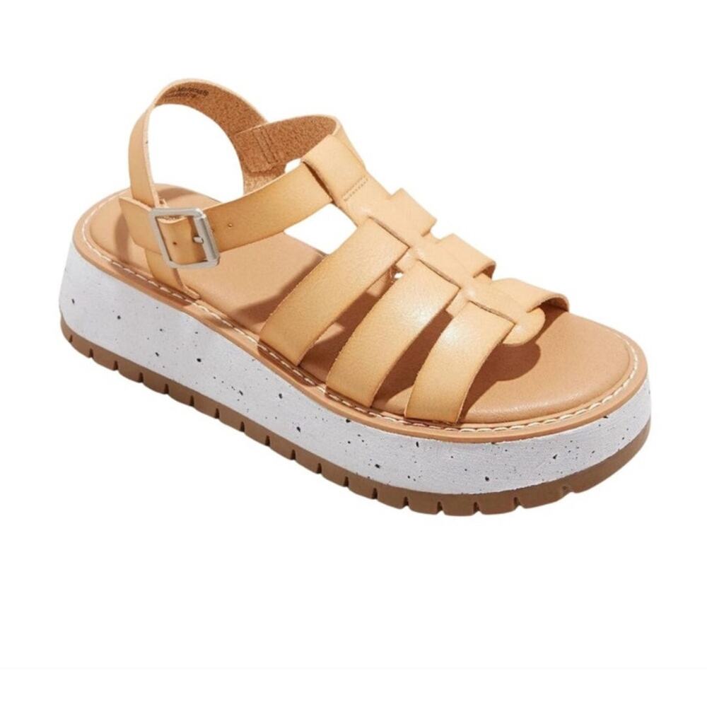 Tan Universal Threads Justine Platform Buckle Closure Sandals Size 6